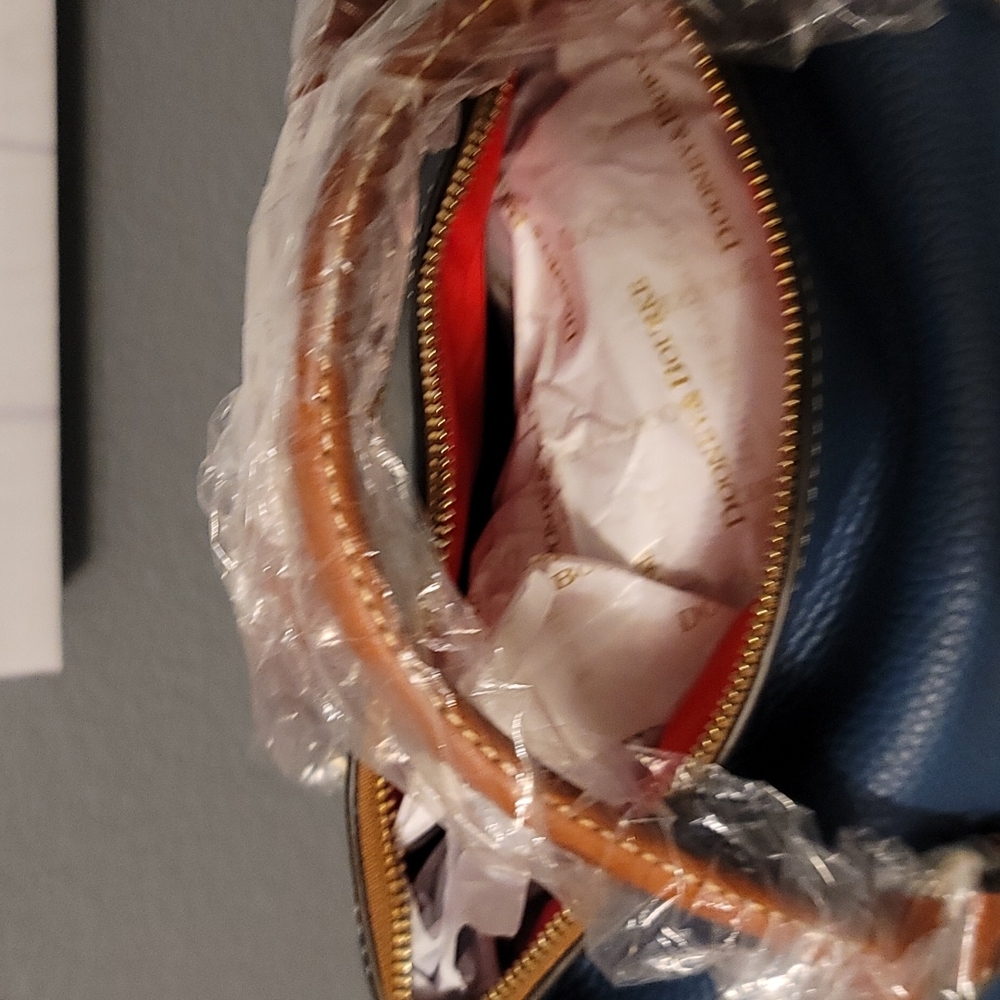 Dooney and Bourke Large Satchel Hand Bag...BRAND NEW. - Picture 6 of 7